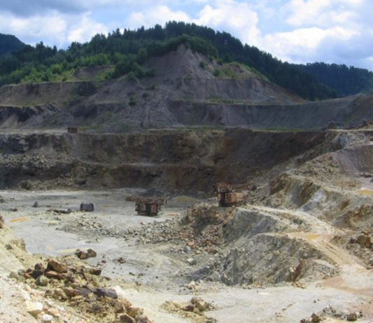 67,6% dintre parlamentari vor interzicerea mineritului cu cianuri