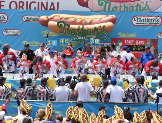 Cum sa castigi un concurs de mancat hot dog