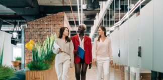 Pantaloni sau fuste? Ce alegi și de ce ții cont?