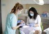 Implant dentar preț vs calitate: de ce alegerea clinicii contează