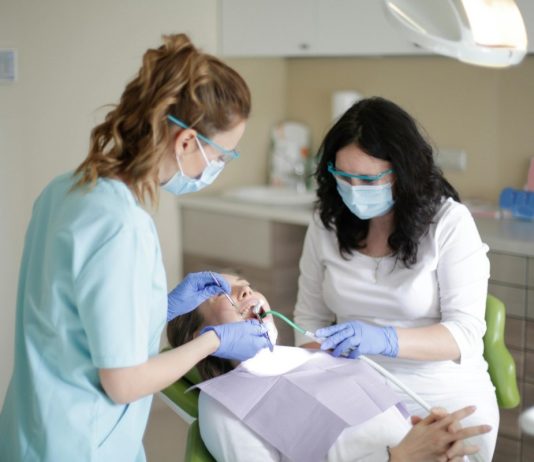 Implant dentar preț vs calitate: de ce alegerea clinicii contează