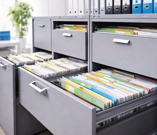 Eficiența începe cu ordinea: despre rolul unui dulap metalic în spațiile moderne